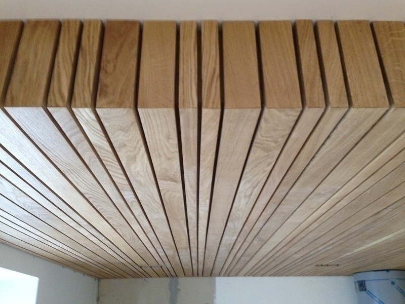 Зашивка потолка рейкой из дуба